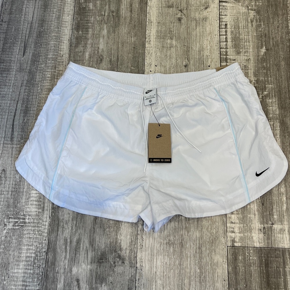 Nike Windrunner Mid-Rise Women's Athletic White Shorts Size XL, 2in inseam